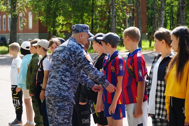  Новгородские росгвардейцы  оценили строевую подготовку  подшефного класса 