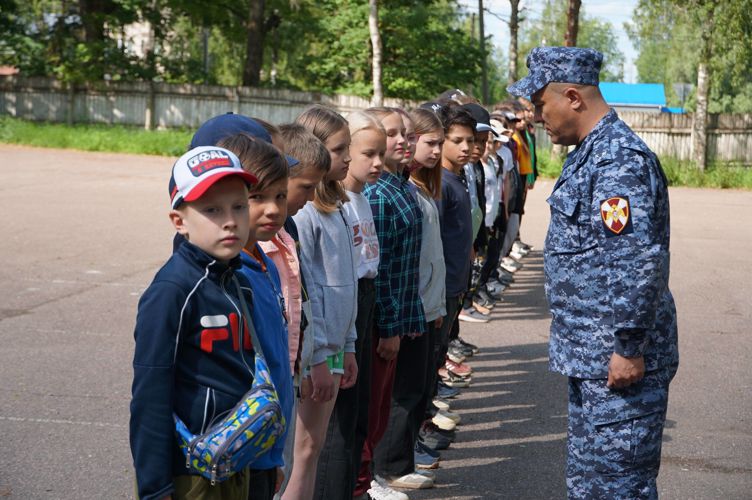  Новгородские росгвардейцы  оценили строевую подготовку  подшефного класса 
