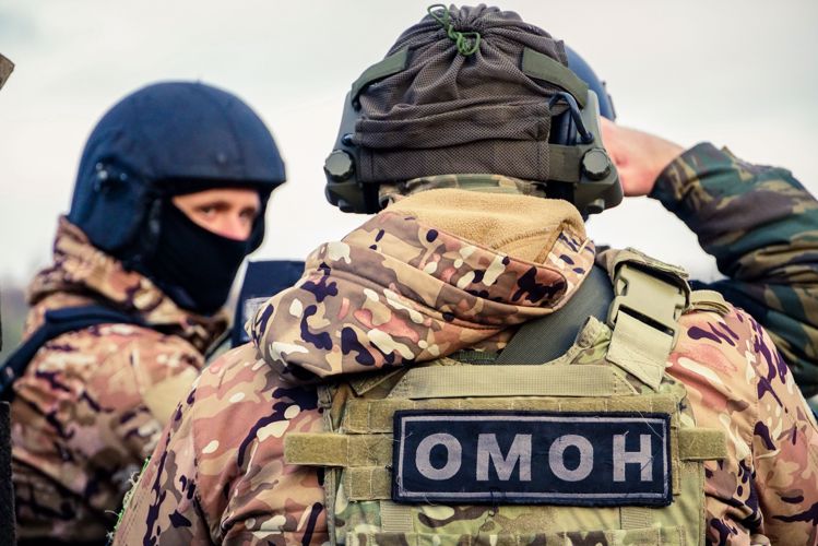 Сотрудники новгородского ОМОН Росгвардии отмечают 30-годовщину со дня образования