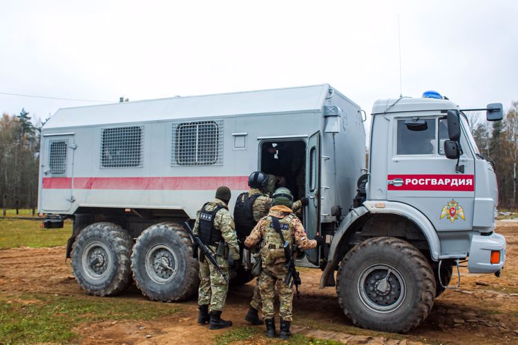 Сотрудники новгородского ОМОН Росгвардии отмечают 30-годовщину со дня образования