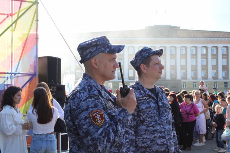 Новгородские росгвардейцы обеспечили правопорядок во время празднования Дня молодежи