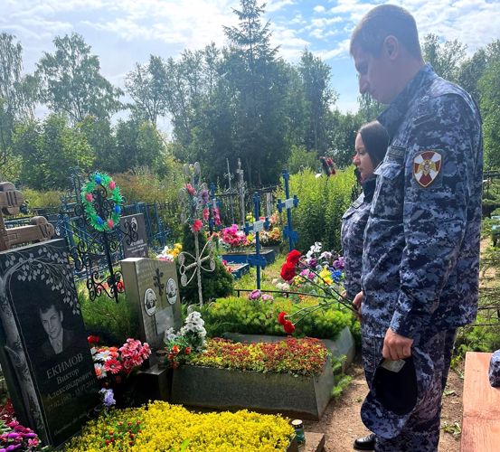 Новгородские росгвардейцы почтили память товарища, погибшего при исполнении служебного долга