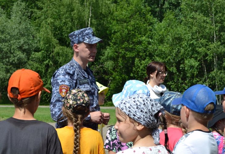Новгородские росгвардейцы провели урок безопасности для детей 