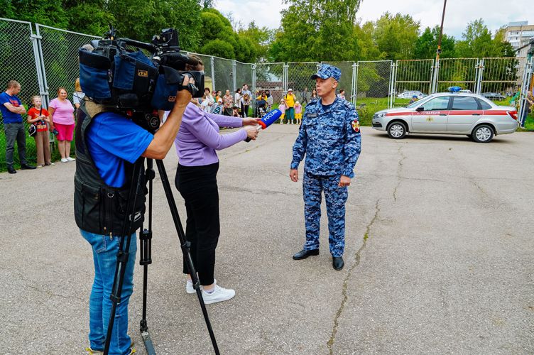 Новгородские кинологи из Росгвардии встретились с волонтерами молодежного центра