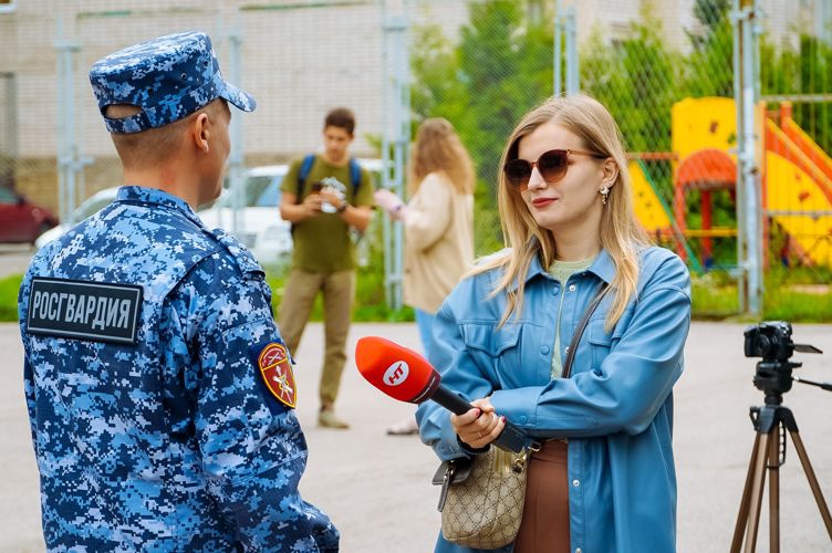 Новгородские кинологи из Росгвардии встретились с волонтерами молодежного центра