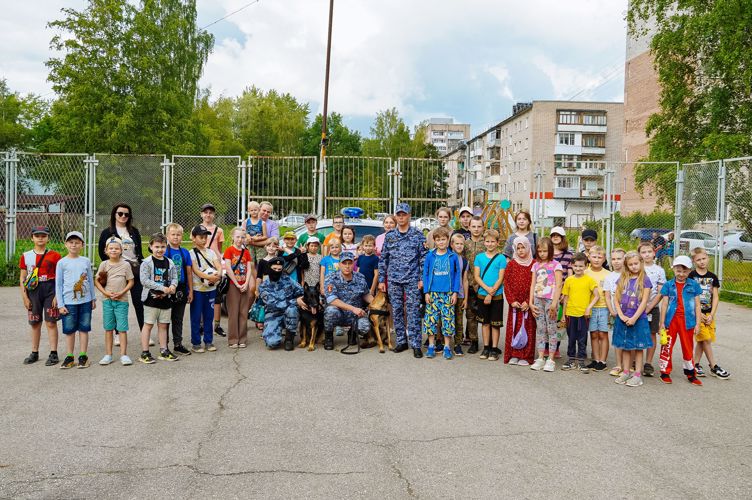 Новгородские кинологи из Росгвардии встретились с волонтерами молодежного центра