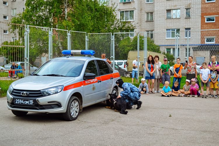 Новгородские кинологи из Росгвардии встретились с волонтерами молодежного центра