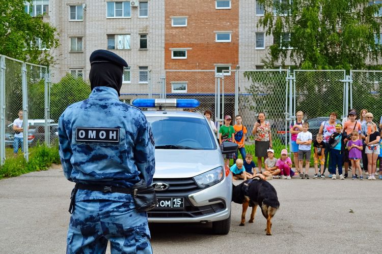 Новгородские кинологи из Росгвардии встретились с волонтерами молодежного центра