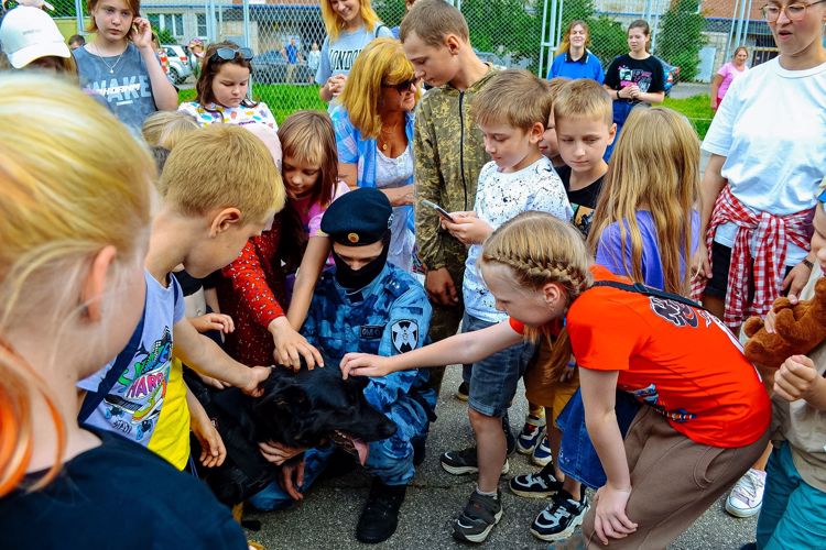 Новгородские кинологи из Росгвардии встретились с волонтерами молодежного центра