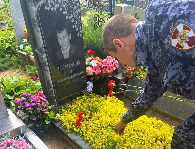 Новгородские росгвардейцы почтили память товарища, погибшего при исполнении служебного долга 