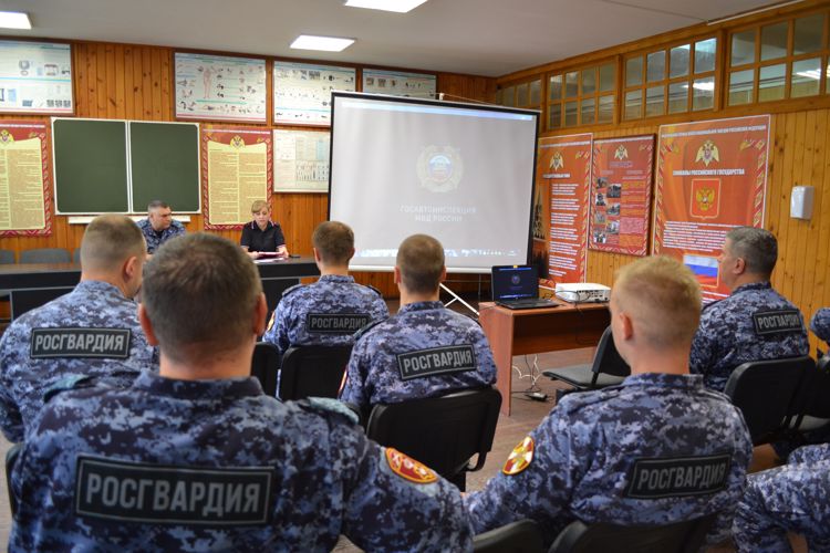 Новгородским росгвардейцам напомнили о требованиях законодательства при управлении транспортным средством
