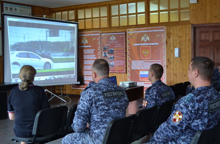 Новгородским росгвардейцам напомнили о требованиях законодательства при управлении транспортным средством