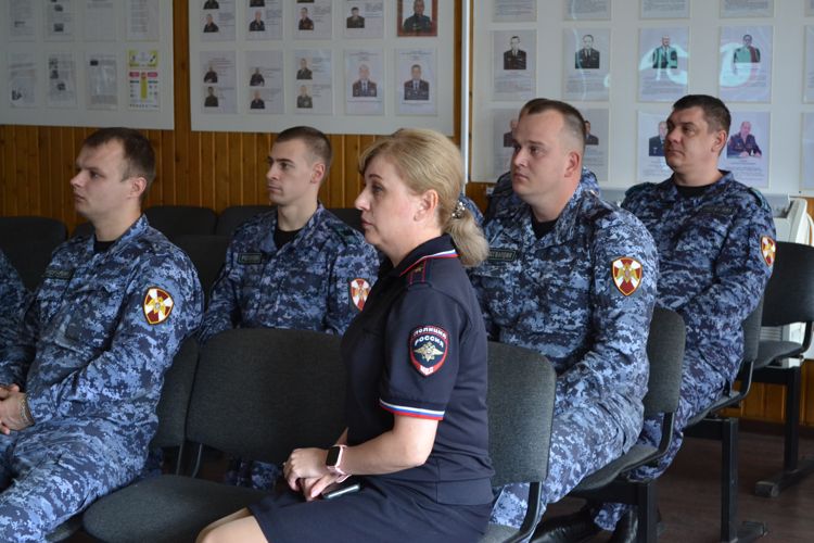 Новгородским росгвардейцам напомнили о требованиях законодательства при управлении транспортным средством