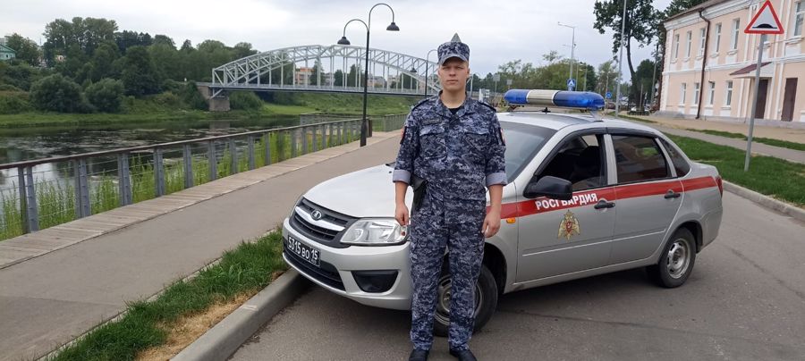В Новгородской области росгвардеец спас тонущую девушку