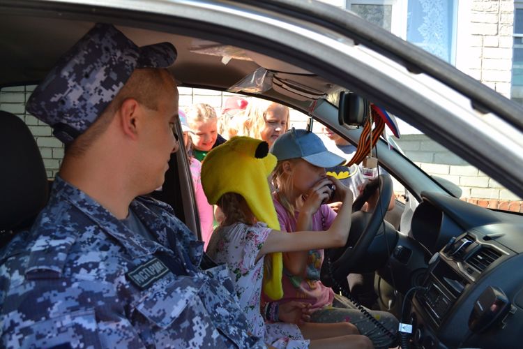 Новгородские росгвардейцы провели для детей летний урок безопасности