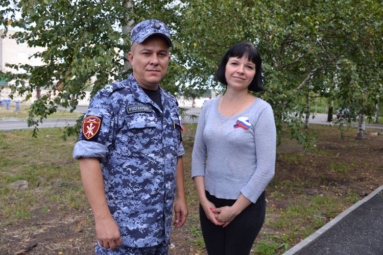 Новгородские росгвардейцы провели патриотическую акцию, посвященную Дню  Государственного Флага РФ