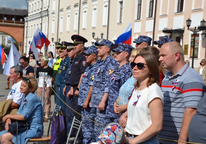 Новгородские росгвардейцы  приняли участие в праздновании Дня Государственного флага Российской Федерации 