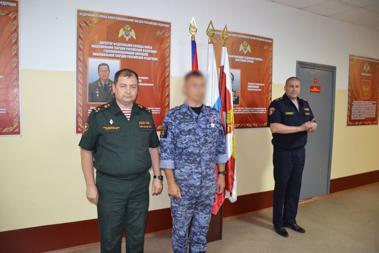 Заместитель командующего Северо-Западным округом Росгвардии вручил награды новгородским росгвардейцам отличившимся в ходе специальной военной операции