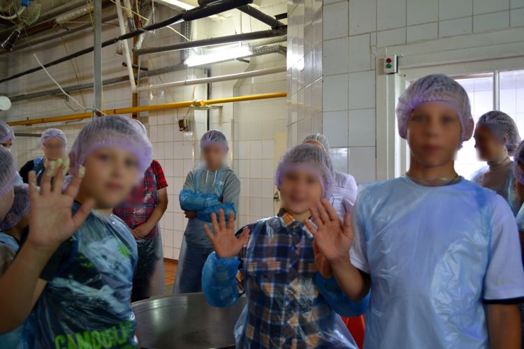 Для детей новгородских росгвардейцев, чьи родители участники СВО провели экскурсию на  «Новгородхлеб»