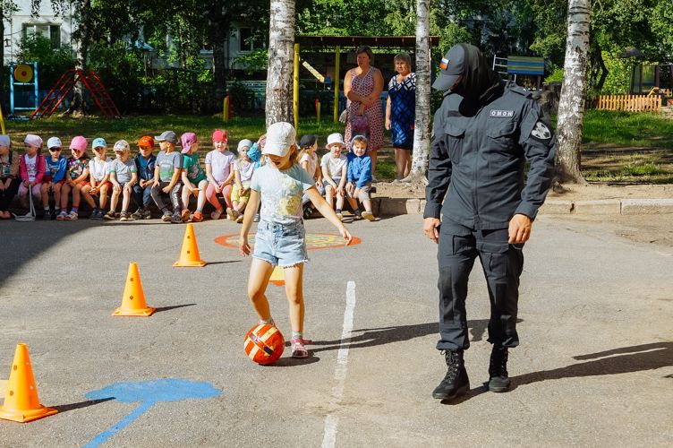 Новгородские росгвардейцы провели эстафету для детей