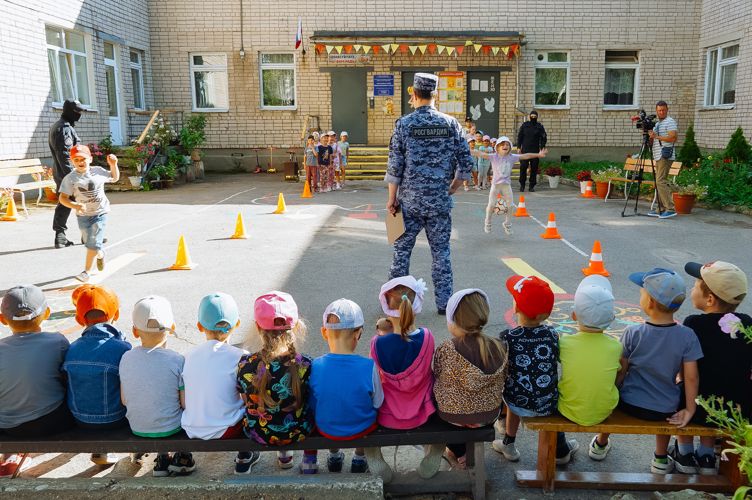 Новгородские росгвардейцы провели эстафету для детей