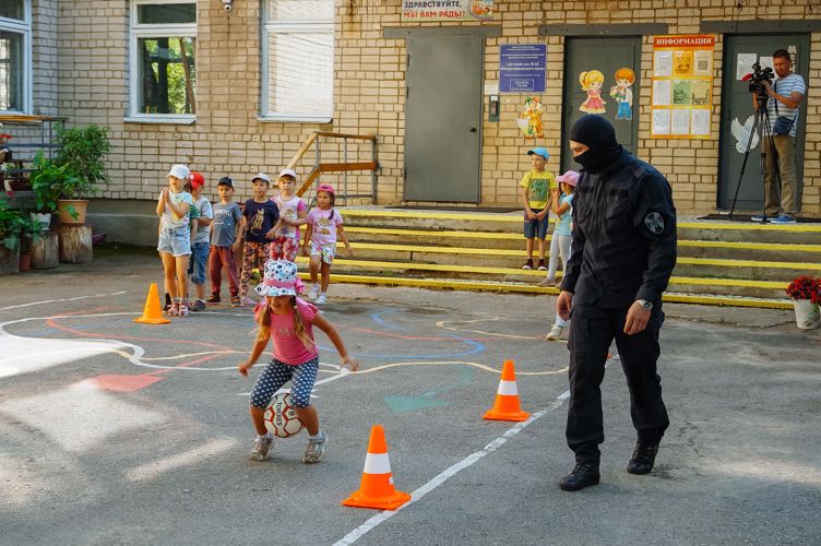 Новгородские росгвардейцы провели эстафету для детей