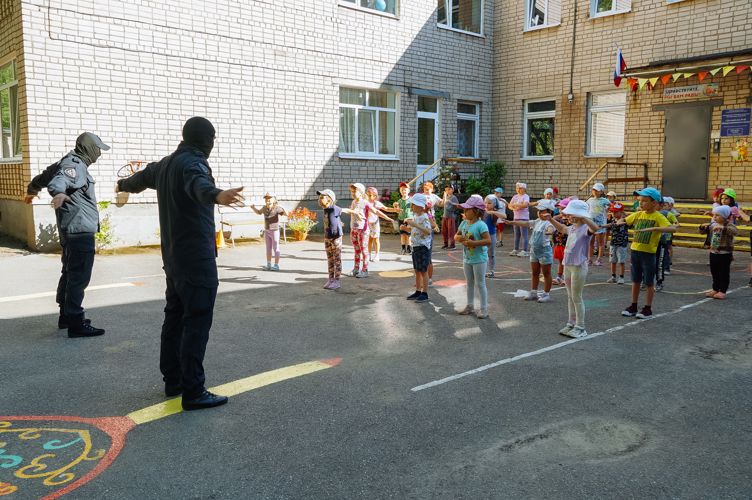 Новгородские росгвардейцы провели эстафету для детей