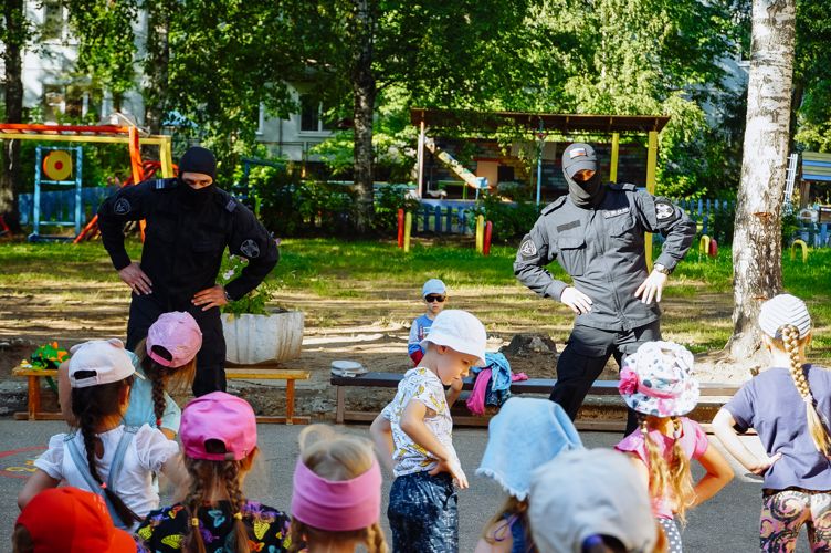 Новгородские росгвардейцы провели эстафету для детей