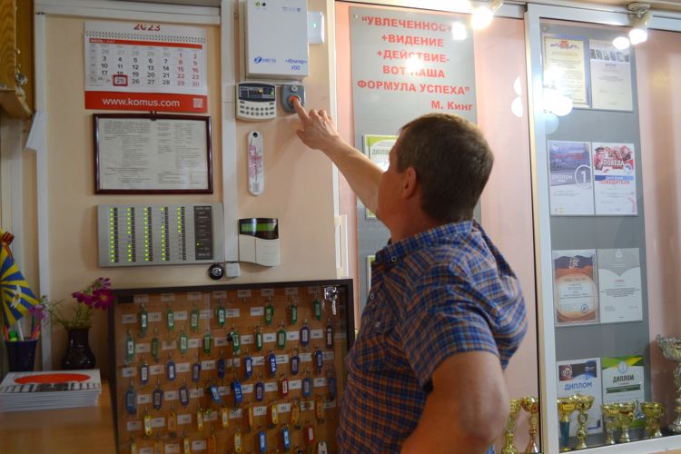 Сотрудники вневедомственной охраны Росгвардии провели учебную тренировку в гимназии