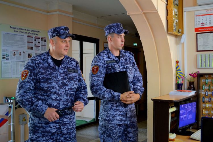 Сотрудники вневедомственной охраны Росгвардии провели учебную тренировку в гимназии