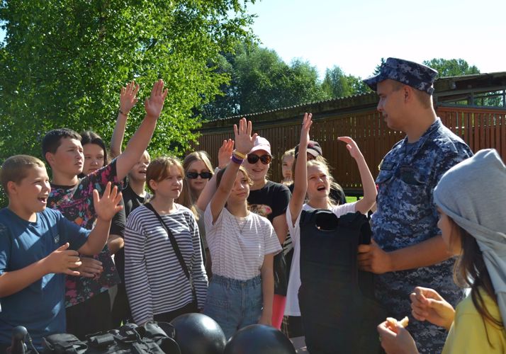  Новгородские росгвардейцы провели для детей  летний урок безопасности