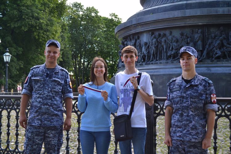 Новгородские росгвардейцы провели патриотическую акцию, посвященную Дню  Государственного Флага РФ