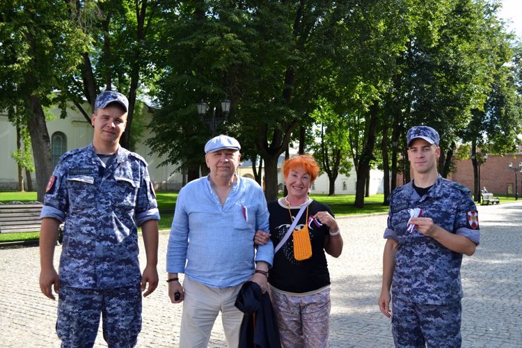 Новгородские росгвардейцы провели патриотическую акцию, посвященную Дню  Государственного Флага РФ