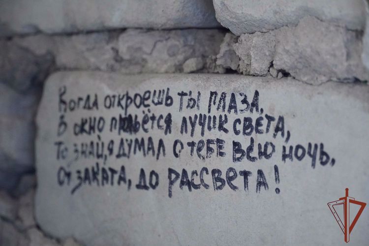  80-ЛЕТИЮ ПОБЕДЫ В КУРСКОЙ БИТВЕ РОСГВАРДЕЙЦЫ НАПИСАЛИ СТИХИ О ВОВ НА БЛОКПОСТУ В ДНР