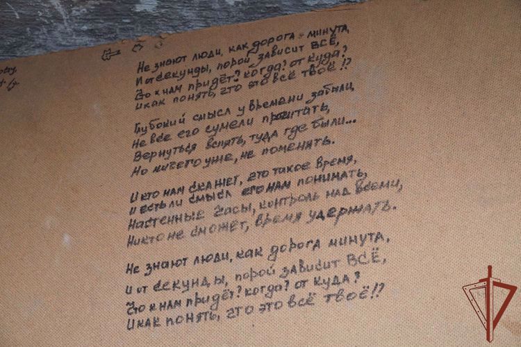 80-ЛЕТИЮ ПОБЕДЫ В КУРСКОЙ БИТВЕ РОСГВАРДЕЙЦЫ НАПИСАЛИ СТИХИ О ВОВ НА БЛОКПОСТУ В ДНР