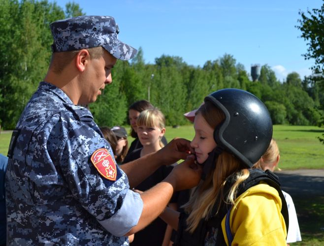  Новгородские росгвардейцы провели для детей  летний урок безопасности