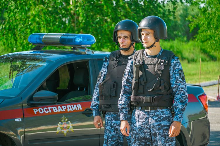 Новгородские росгвардейцы задержали подозреваемого в нарушении общественного порядка в автобусе 
