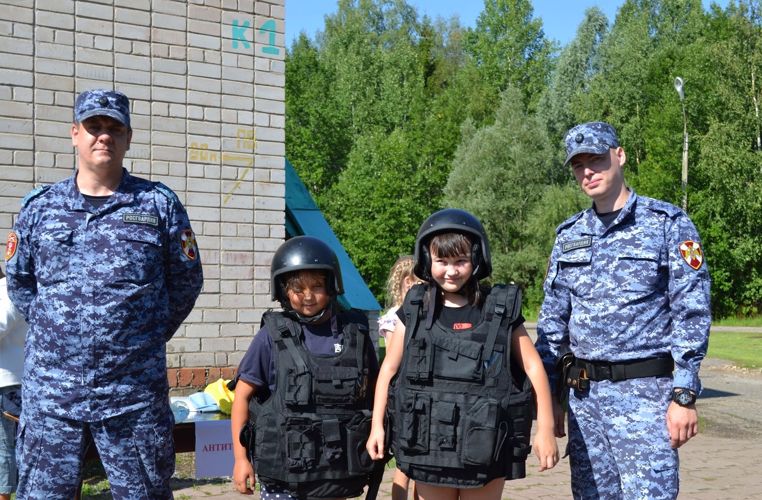  Новгородские росгвардейцы провели для детей  летний урок безопасности