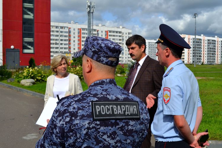 Новгородские росгвардейцы проводят контрольную проверку готовности 	образовательных учреждений  к 1 сентября