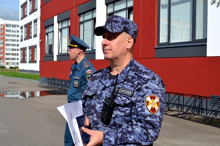 Новгородские росгвардейцы проводят контрольную проверку готовности 	образовательных учреждений  к 1 сентября
