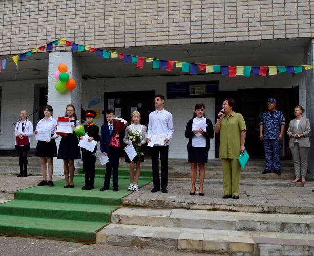Новгородские росгвардейцы  приняли участие в торжественной линейке подшефной школы