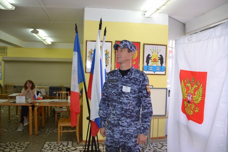 Новгородские росгвардейцы обеспечивают общественный порядок во время проведения Единого дня голосования