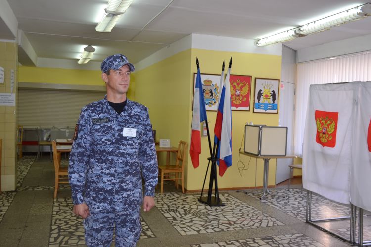 Новгородские росгвардейцы обеспечивают общественный порядок во время проведения Единого дня голосования
