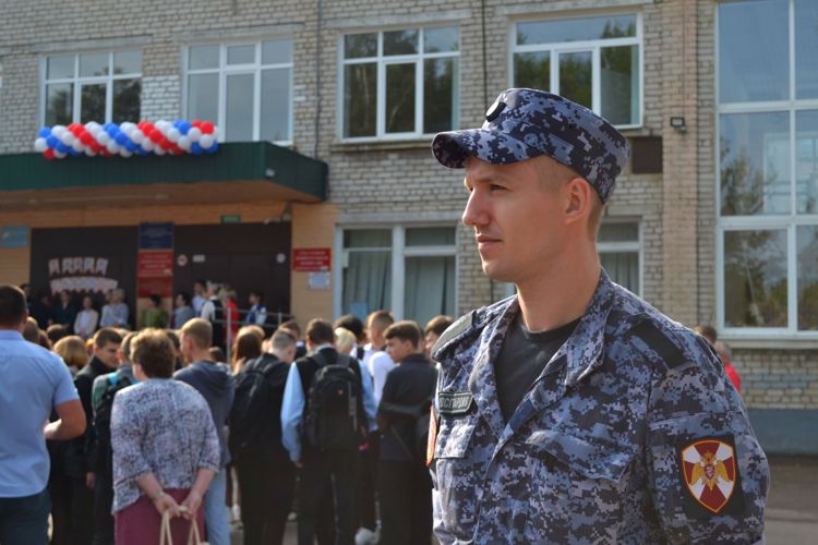 Росгвардейцы обеспечили безопасность в школах Новгородской области 1 сентября