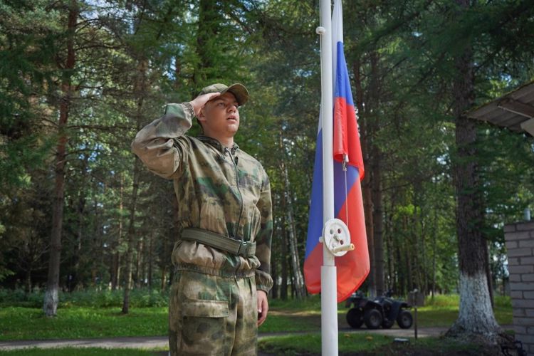 Новгородские росгвардейцы  приняли участие  в закрытии летней смены  юношеского военно-патриотического лагеря 