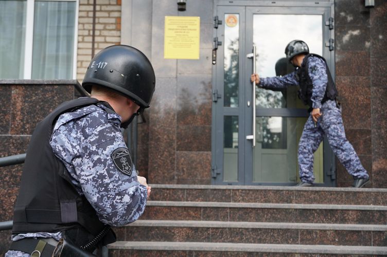  Новгородские  росгвардейцы задержали гражданина, совершившего грабеж