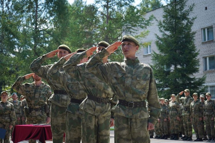 Новгородские росгвардейцы приняли участие в закрытии летней смены юношеского военно-патриотического лагеря