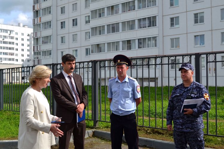 Новгородские росгвардейцы проводят контрольную проверку готовности 	образовательных учреждений  к 1 сентября