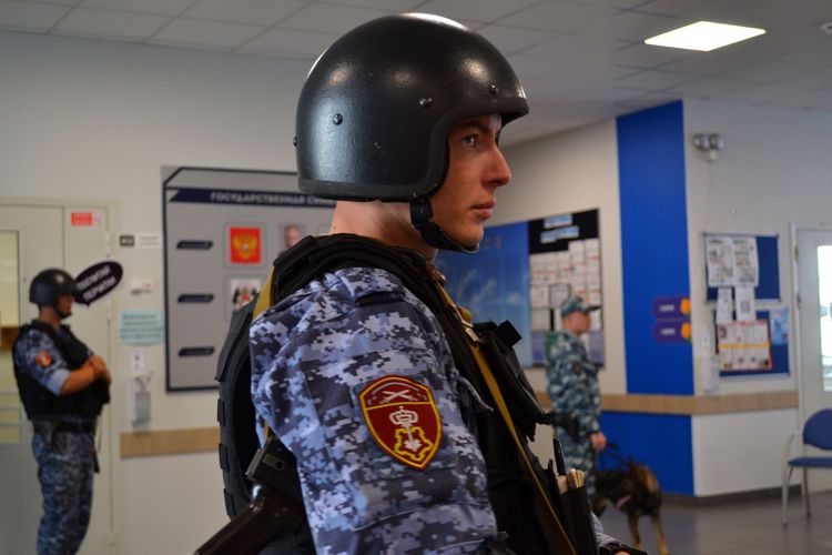 Новгородские росгвардейцы проводят контрольную проверку готовности 	образовательных учреждений  к 1 сентября