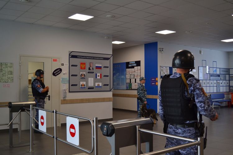 Новгородские росгвардейцы проводят контрольную проверку готовности 	образовательных учреждений  к 1 сентября